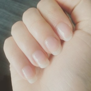 Mes ongles après un mois de cure (et une couche de base So'Bio Ethic)